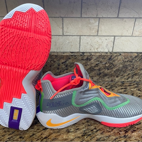 Brand New: Nike LeBron Soldier 14 Hare, Size 7 Mens - Picture 5 of 7